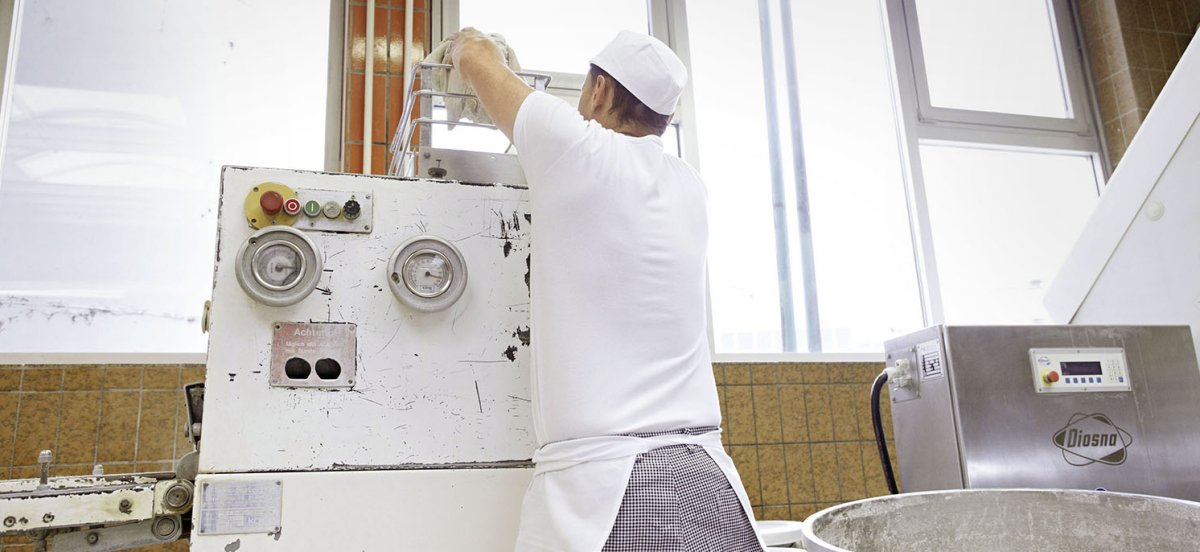 Bcker gibt Teigportion in Teigteiler ein