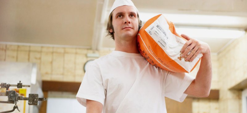 Bcker trgt Sack auf der Schulter