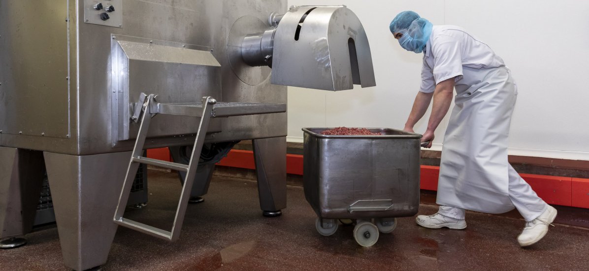 Fleischer schiebt Kutterwagen