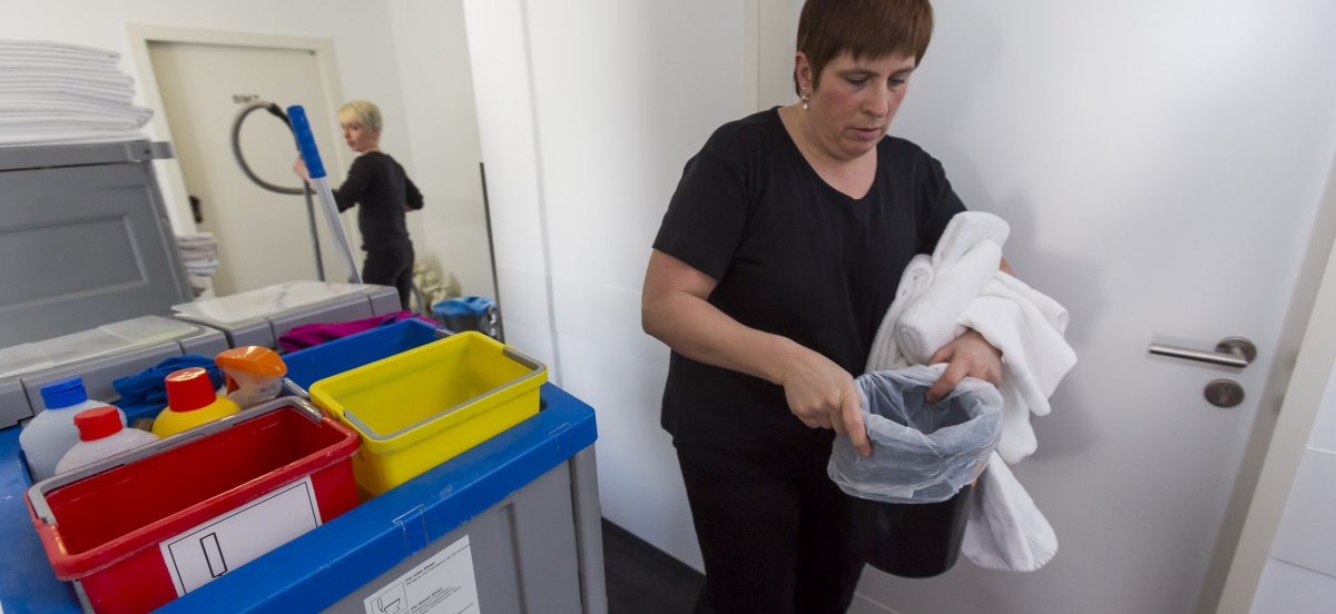 Mitarbeiterin bezieht Bettdecke