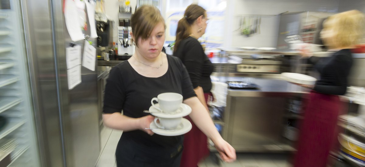 Mitarbeiter trgt Sack