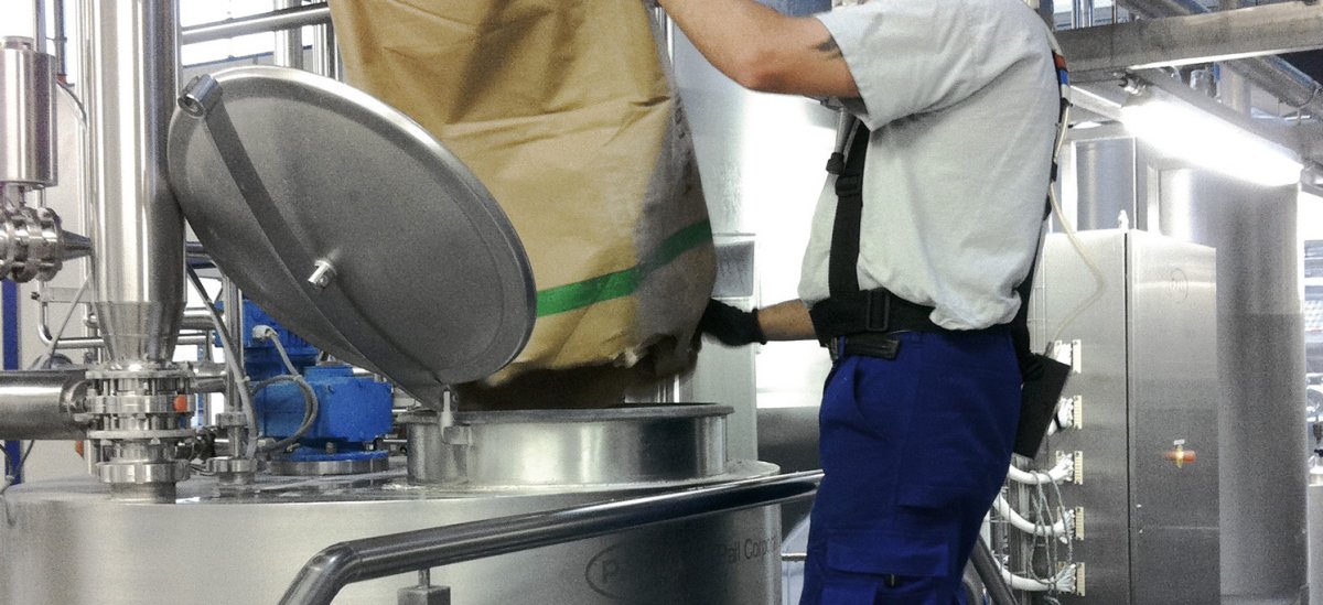 Einfllen von Kieselgur aus Sackware