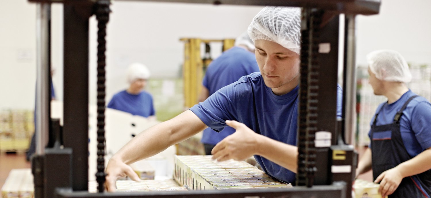 Mitarbeiter in Produktionshalle