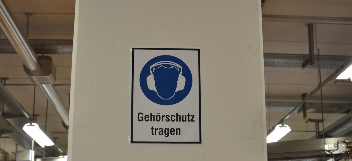 Hinweisschild: Geh�rschutz tragen