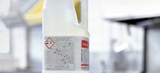 Kanister mit Reinigungsmitteln und Kennzeichung