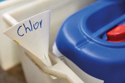 Kanister mit Chlorungsmittel in separater Box