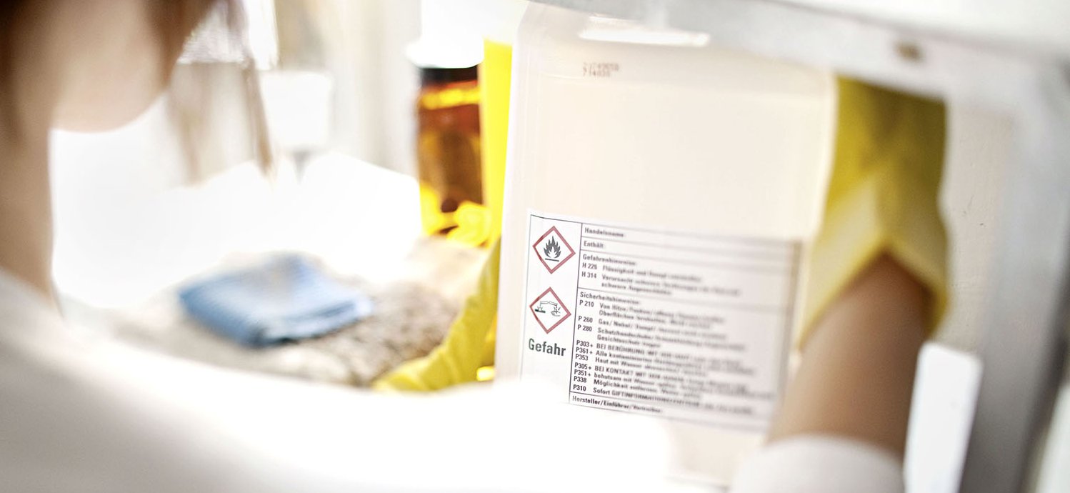 Gefahrstoffkanister mit Gefahrstoffkennzeichnung und Piktogrammen