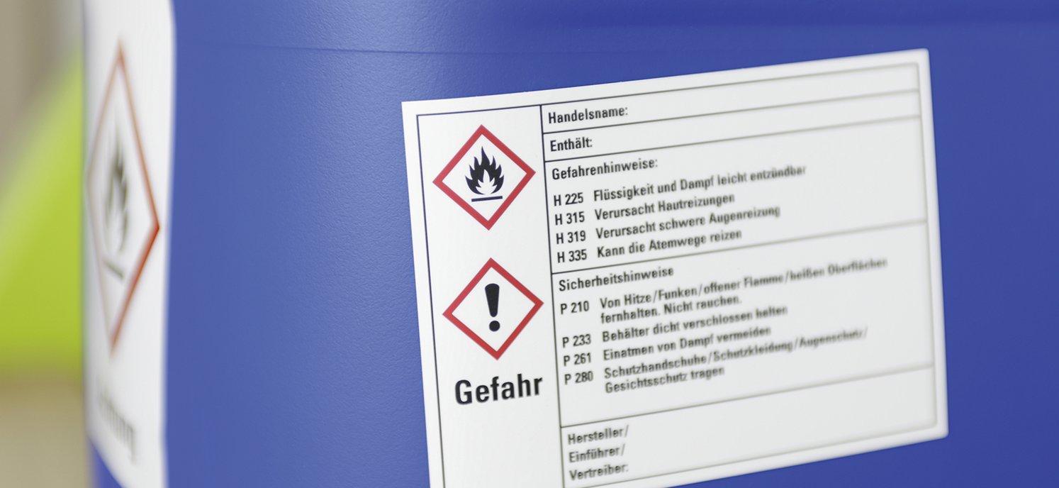Gefahrstoffkanister mit Gefahrstoffkennzeichnung und Piktogrammen