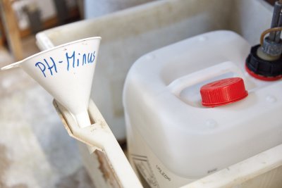 Kanister mit pH-Senker (Sure) in separater Box