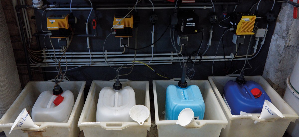Verschiedene Gefahrstoffkanister /Lauge und Sure) in separaten Boxen