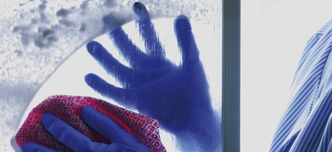 Schutzhandschuhe bei Reinigungsarbeit