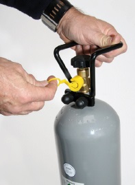 1. Gewindeschutzkappe entfernen