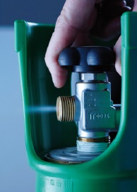 2. Flaschenventil vorsichtig kurz öffnen und sofort wieder schließen.