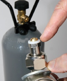 3. Dichtung am Druckminderer kontrollieren. Verformte oder defekte Dichtungen dürfen nicht verwendet werden. Auf die korrekte Passform der Dichtung ist zu achten.