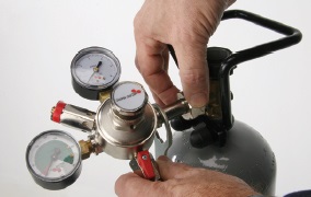 4. Druckminderer mit der Hand anschrauben