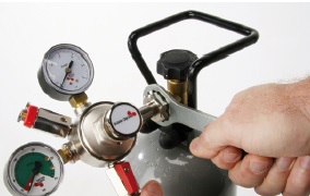 5. Druckminderer mit geeignetem Gabel- oder Ringschlüssel festziehen. Rohrzangen sind hierzu ungeeignet. Zu kräftiges Anziehen der Überwurfmutter schadet der Dichtung.