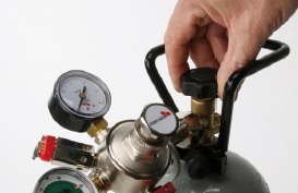 6. Druckgasflasche vollständig bis zum Anschlag aufdrehen. Nur so ist eine sichere Abdichtung der Druckgasflasche gewährleistet. Danach Absperrhahn am Druckminderer öffnen.