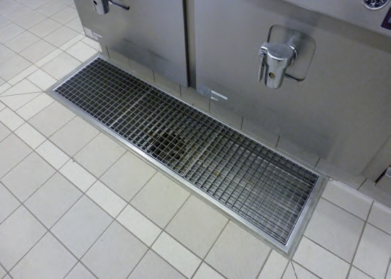 Abdeckgitter oder -roste müssen die gleiche Rutschhemmung aufweisen wie die angrenzenden Fußböden