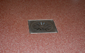 Bodengleich verlegter Ablauf