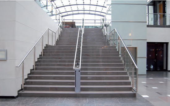 Treppe mit zusätzlichem Zwischenhandlauf