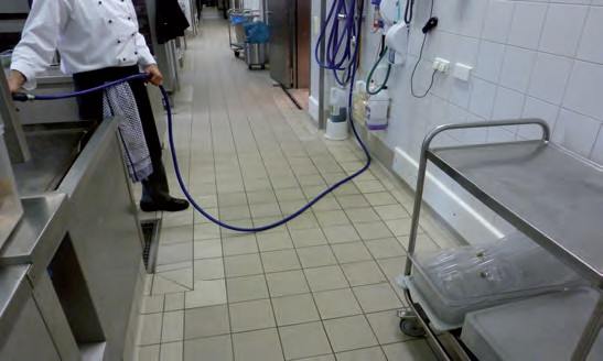 Stolperstelle durch einen im Verkehrsweg liegenden Schlauch