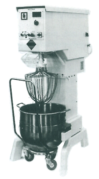 Foto: Maschine, bei der der Kessel mittels eines Kesseltransportwagens ohne umfangreiche Hebe- und Tragetätigkeit in die Kesselaufnahmeeinrichtung eingesetzt werden kann.