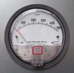 Abb. 23: Manometer zum Ablesen des Differenzdrucks, der am Filter anliegt.