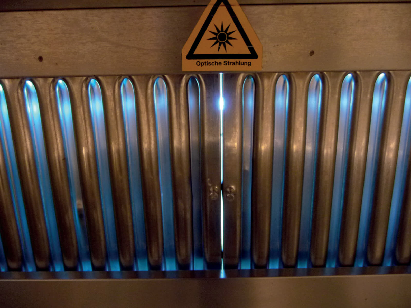 Abb. 10: Falsch und unzul�ssig: sichtbares blaues Licht von den UVC-R�hren