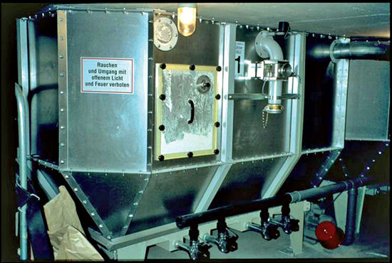 Abb. 2: Staubdicht ausgefhrte Mehlsiloanlage, bei der Frderluft ber Flchenfilter abgefhrt
wird.