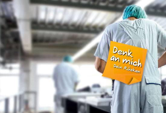 Angestellte bei stehender Arbeit