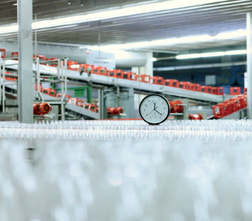 Getränkeabfüllung bei Nacht