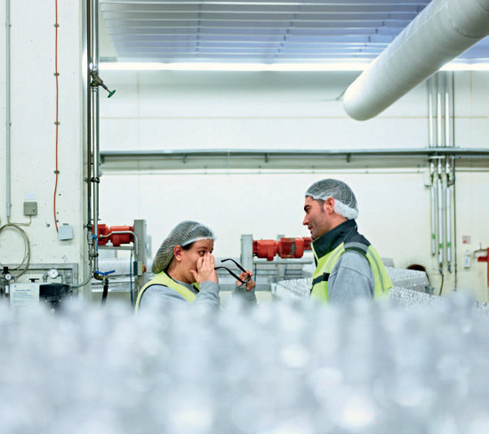 Zwei Mitarbeiter in der Nachtschicht