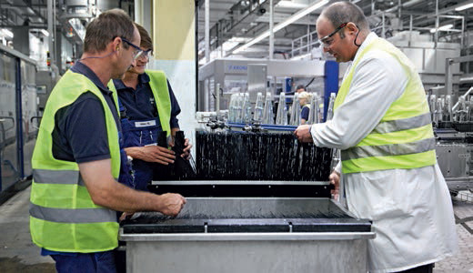 Bild 2 Neue, aufklappbare Bürstenabdeckung, fest montiert
auf dem Scherbenwagen