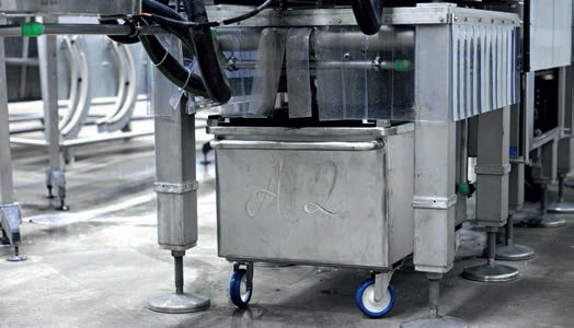 Bild 3 Scherbenwagen mit Bürstenabdeckung an maschineller
Flaschenausschleusung