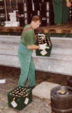 Foto: Tragen von Getrnkekisten