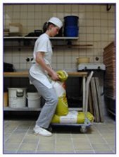 Foto: Heben von Scken in einer Bckerei