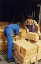 Foto: Stapeln von Waren in Kartons