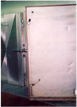 Foto: Rauchkammertr mit innenliegender Entriegelung