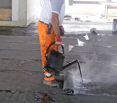 Abb. 28 Einbau von hei�em Bitumen