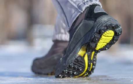 Abb. 35 Fu�schutz mit Spikes