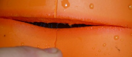 Abb. 41 S5 Stiefel, der unmittelbar hinter der Zehenkappe mit Wasserstrahl eingeschnitten wurde.