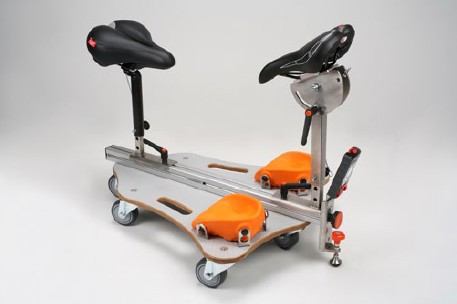 Abb. 69 Knierollwagen mit Sitz und Oberk�rperst�tze sowie Knieschutzelemente in Schalenform