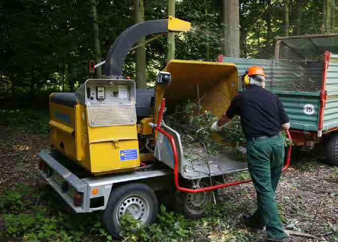 Abb. 103 Arbeiten mit Buschholzhackern