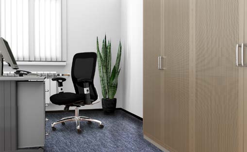 Abb. 10 Möglichkeiten zur Verbesserung der Raumakustik: Schallabsorbierende Lamellenstores und Möbel mit Schallabsorptionsfläche sowie schallabsorbierender Teppichboden