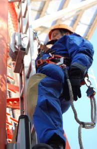 Abb. A1 Rettung einer Person von einer Steigleiter mit Steigschutzeinrichtung an einem Mast