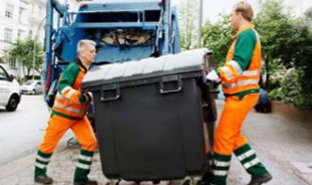 Zwei Männer schieben eine Mülltonne