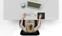Beispielhafte Anordnung von Bildschirm, Tastatur und Vorlagenhalter